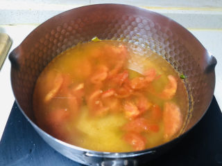 9、鱼丸豆腐汤,锅里加适量清水。