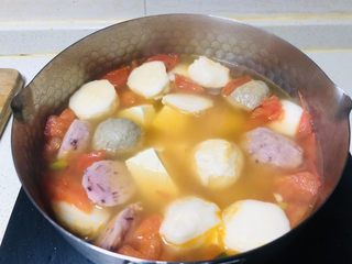 10、鱼丸豆腐汤,倒入鱼丸煮开，水开后放入豆腐再次煮开。