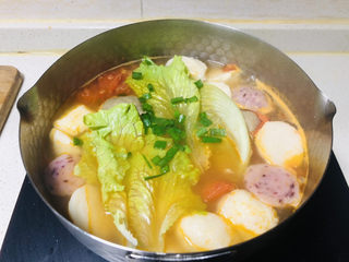 12、鱼丸豆腐汤,生菜、撒上香葱，根据自己口味加一点食盐跟胡椒粉调味。