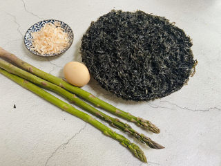 1、芦笋紫菜汤,准备好食材