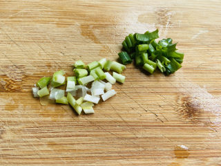 5、芦笋紫菜汤,香葱洗净切圈