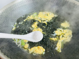 15、芦笋紫菜汤,加入适量盐