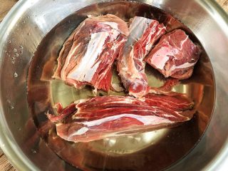 1、酱牛肉,牛肉提前用冷水浸泡2个小时