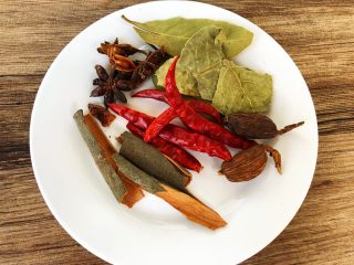 2、酱牛肉,需要的香料，草果5g，桂皮3g，香叶2g，八角3g，辣椒3g