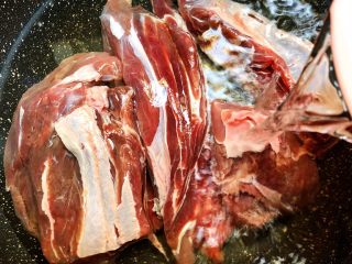 5、酱牛肉,牛肉泡好洗净放入锅里，倒入冷水，水量盖过牛肉即可，大火煮开