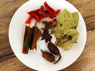 6、酱牛肉,全部香料洗净沥水，辣椒剪成小段待用