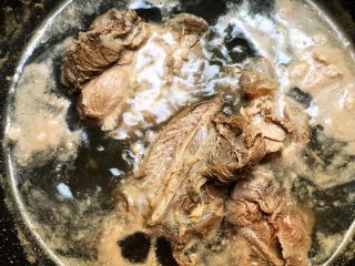 7、酱牛肉,牛肉煮出血水