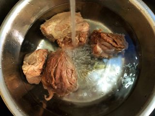 8、酱牛肉,煮好倒入冷水了冲凉，清洗干净沥水