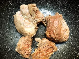 9、酱牛肉,把洗净的牛肉放入锅里