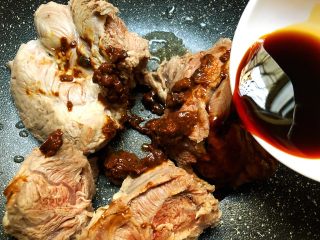 11、酱牛肉,放入70g生抽