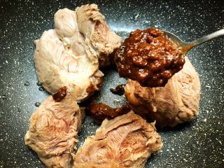 10、酱牛肉,放入30g豆瓣酱