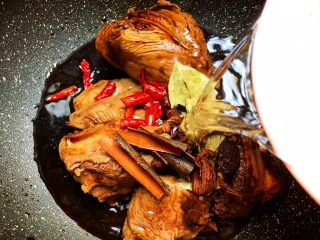 16、酱牛肉,倒入1500g的水，大火烧开