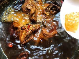 17、酱牛肉,锅里水烧开放入黄冰糖，转中小火炖1个半小时关火，焖20分钟即可出锅