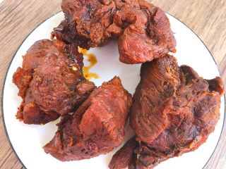 19、酱牛肉,夹到盘里晾凉，汤汁留着可以下面条哦，如果一次做的多，可以直接泡在汤汁里，吃的时候拿出来切片即可