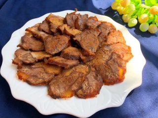 20、酱牛肉,晾凉切片摆盘，浇一勺酱汁到牛肉上面，美味极了