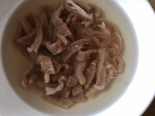 3、生滚牛肉粥,牛肉切丝或则片然后浸泡去血水去腥，牛里脊最佳