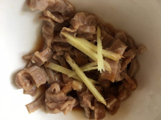 7、生滚牛肉粥,生姜，淀粉和少许胡椒粉腌制30分钟