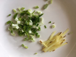 10、生滚牛肉粥,准备葱花和姜丝