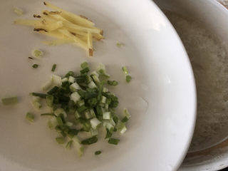 14、生滚牛肉粥,加入生姜丝和葱花煮2分钟