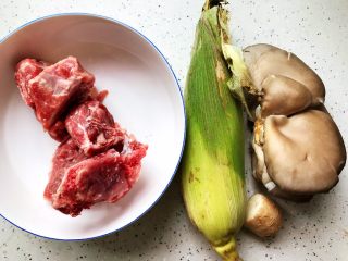 1、菌菇玉米扇骨汤（高压锅版）,首先我们准备好所有食材