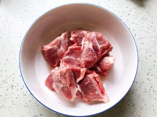 2、菌菇玉米扇骨汤（高压锅版）,扇骨洗净，剁成小块