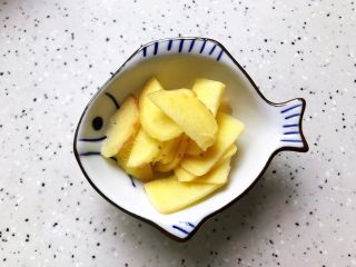 4、菌菇玉米扇骨汤（高压锅版）,生姜去皮洗净之后切成薄片