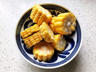 5、菌菇玉米扇骨汤（高压锅版）,玉米剥去外衣，洗净之后切成段