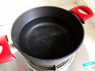 6、菌菇玉米扇骨汤（高压锅版）,锅内煮适量清水