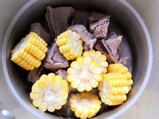 12、菌菇玉米扇骨汤（高压锅版）,加入玉米