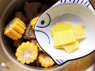 13、菌菇玉米扇骨汤（高压锅版）,加入剩余的姜片