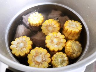 14、菌菇玉米扇骨汤（高压锅版）,加适量清水，我加了锅体的二分之一