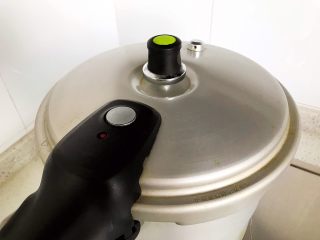 15、菌菇玉米扇骨汤（高压锅版）,盖上锅盖，大火开煮