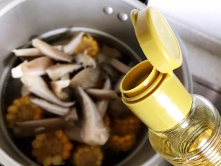 18、菌菇玉米扇骨汤（高压锅版）,滴几滴白醋