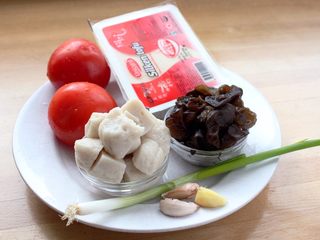1、吃豆腐+番茄鱼丸豆腐汤,1．材料集体照：番茄240克，鱼丸150克，豆腐150克，泡发木耳50克，葱一根，蒜三瓣。
