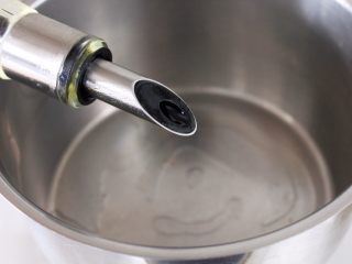 2、吃豆腐+番茄鱼丸豆腐汤,3．汤锅里倒适量的油。