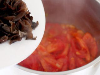 3、吃豆腐+番茄鱼丸豆腐汤,5．番茄炒变色，下木耳。