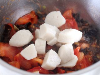 4、吃豆腐+番茄鱼丸豆腐汤,6．木耳炒倒后下鱼丸。