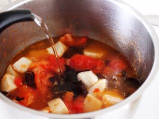 5、吃豆腐+番茄鱼丸豆腐汤,8．加入适量的开水。