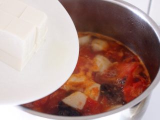6、吃豆腐+番茄鱼丸豆腐汤,9．待水煮开后下豆腐。