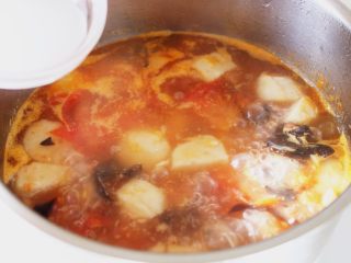 7、吃豆腐+番茄鱼丸豆腐汤,10．等到锅开，调入芡粉。
