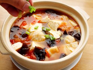8、吃豆腐+番茄鱼丸豆腐汤,11．再沸腾就可盛起，散点葱花即可。
