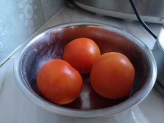 1、番茄肉圆汤,番茄洗干净。