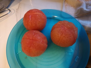 3、番茄肉圆汤,番茄剥皮。