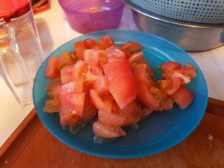 4、番茄肉圆汤,切成小块儿。