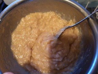 7、番茄肉圆汤,搅拌均匀，再加入清水，继续搅拌。