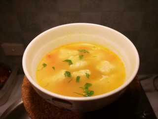 12、番茄肉圆汤,出锅前加一点盐和香油。一碗美味的番茄肉圆汤就做好了。