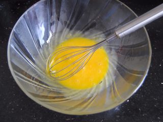 1、巧克力淋面蛋糕,分离蛋黄蛋白，蛋黄打散