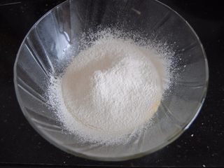 3、巧克力淋面蛋糕,把低筋粉过筛入蛋液内