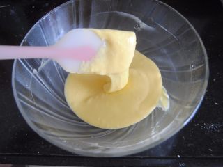 4、巧克力淋面蛋糕,用刮刀拌匀