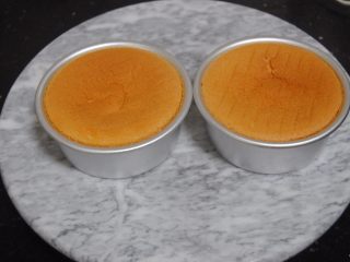 8、巧克力淋面蛋糕,倒进两个4寸的阳极活底模具内，烤箱140预热好后，放入烤箱烤制35分钟左右即可，出炉后倒扣放凉